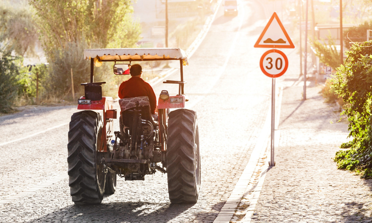 TRAKTOR VOZIO DEDA?! Otkriveni detalji nesreće u kojoj je povređeno dete u Grockoj