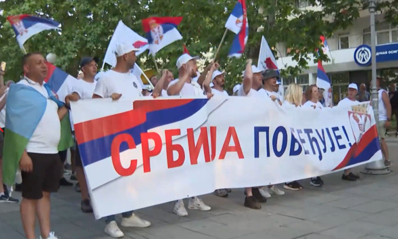 KRENULI PEŠKE U BEOGRAD: Grupa građana iz Aranđelovca maršira na skup "Srbija jedna porodica"