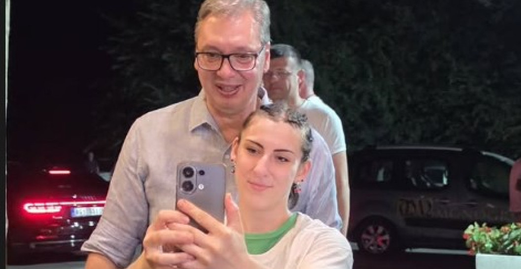 IZBORI ĆE USKORO, BIĆE MNOGO TEŠKO Vučić sa građanima koji pešače na skup 27. juna u Beogradu (VIDEO)