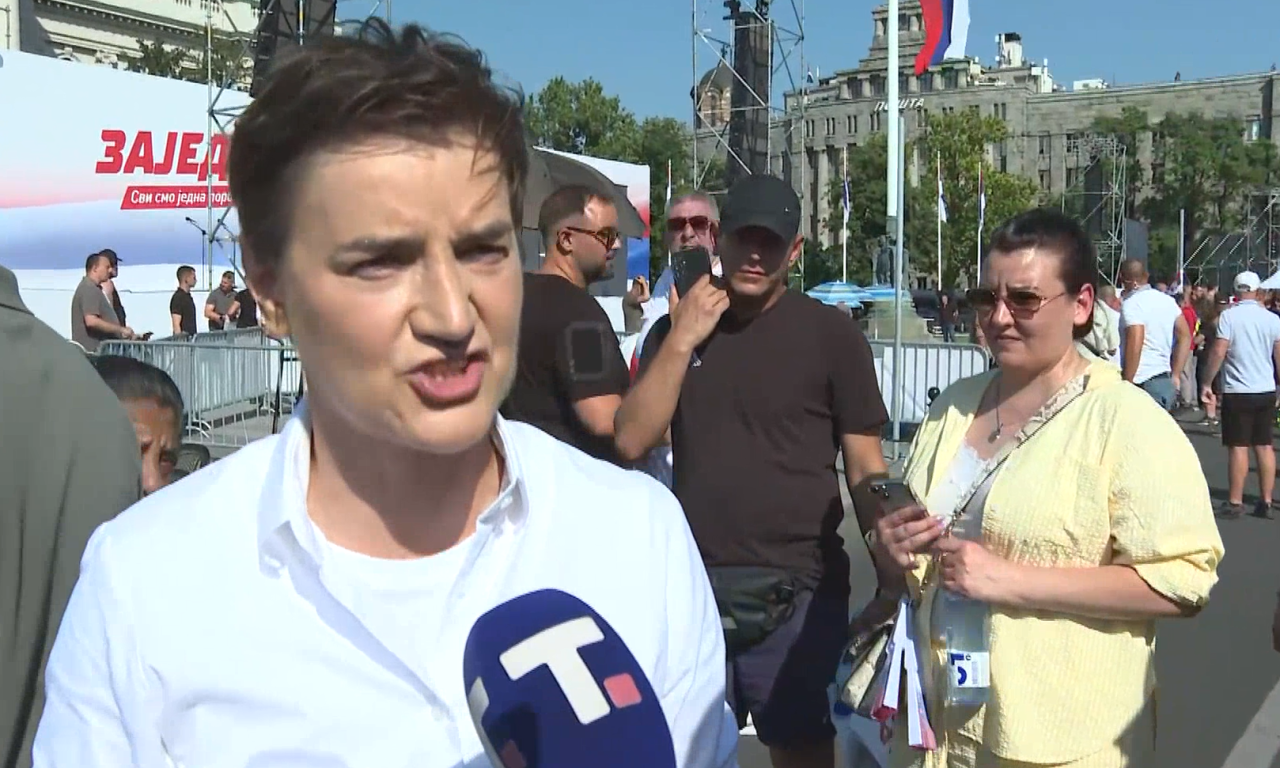 ANA BRNABIĆ MEĐU NARODOM NA SKUPU "SRBIJA JEDNA PORODICA": Atmosfera je prelepa, ljudi su srećni (VIDEO)