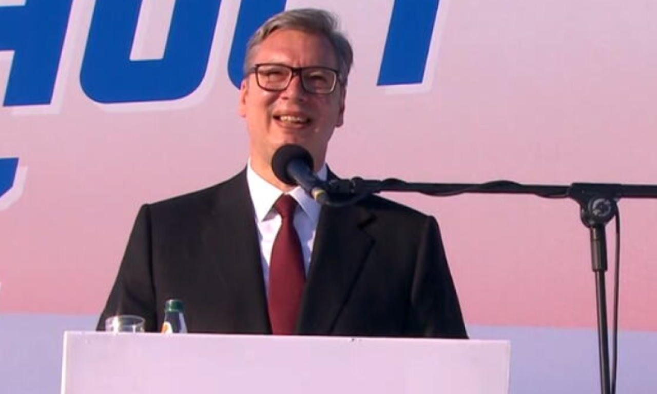 VUČIĆEVO SE OBRAĆA NA SKUPU U BEOGRADU Predsednik pozdravio okupljenu masu: Veličanstveno, došli su ljudi i iz regiona! (FOTO+VIDEO)