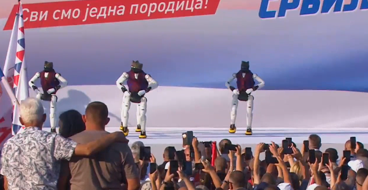 MILUTIN I DRAGUTIN ZAIGRALI MORAVAC NA SKUPU! Pogledajte spektakularni nastup ispred Skupštine (VIDEO)