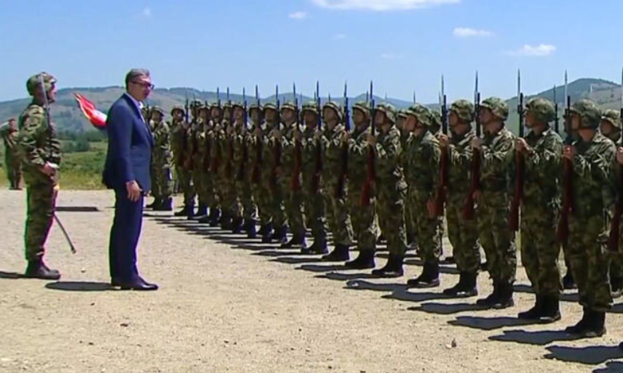 VOJSKA SRBIJE DEJSTVUJE NA PASULJANSKIM LIVADAMA: Predsednik Vučić prisustvuje prikazu na Pasuljanskim livadama (VIDEO)