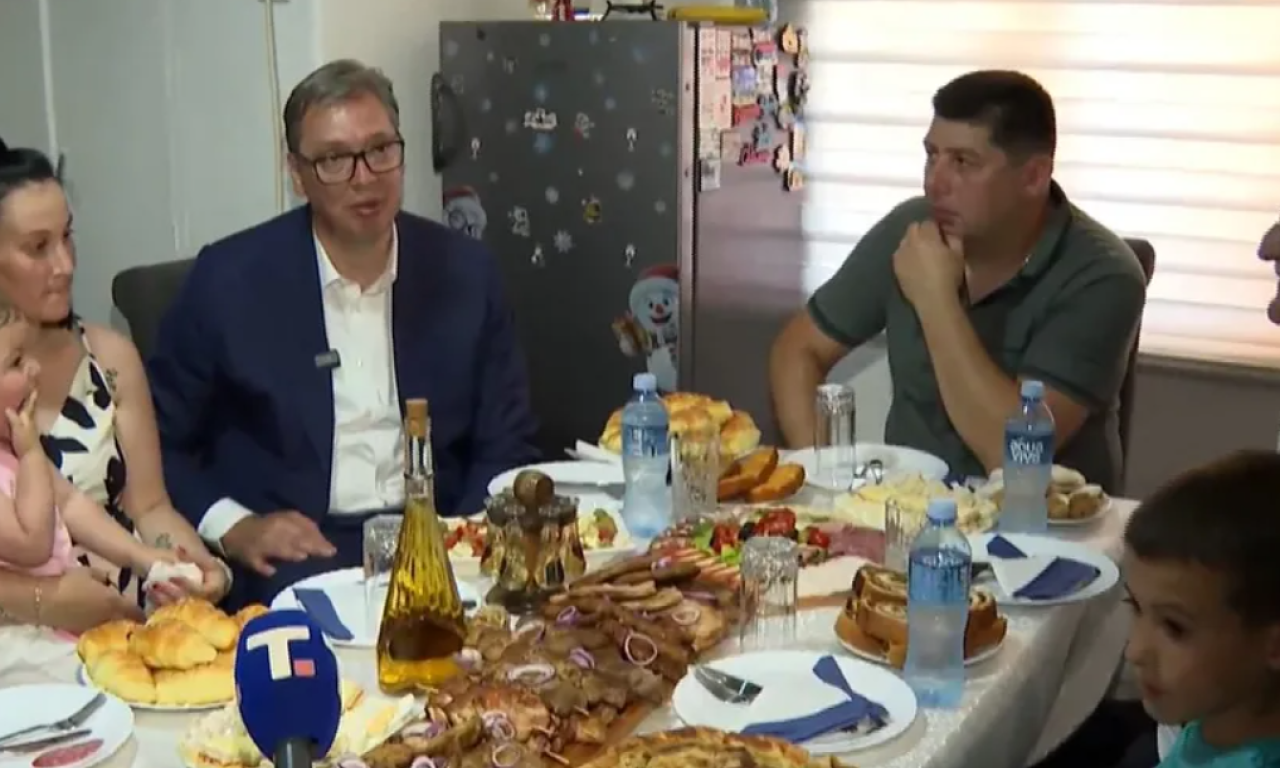 VUČIĆ U POSETI PORODICI VELJKOVIĆ: "Narod ovde nije bogat, ali su dobri domaćini! Petoro dece, blago Srbije" (VIDEO)