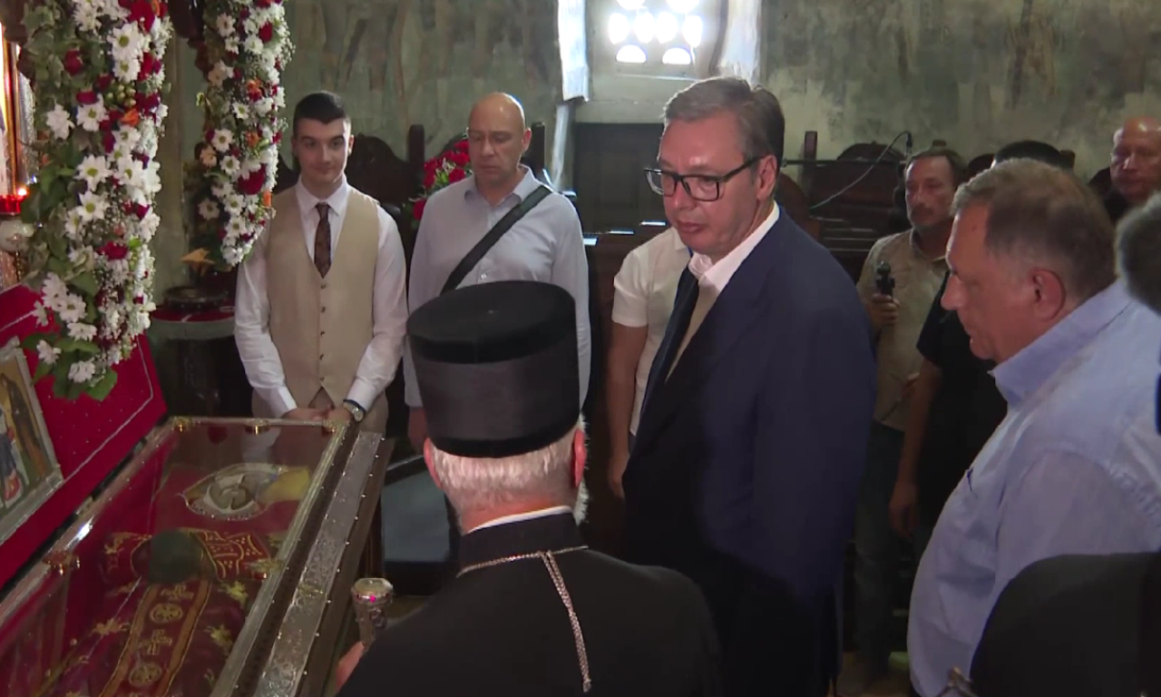 VUČIĆ SE POKLONIO MOŠTIMA KNEZA LAZARA: Predsednik Srbije obišao Ravanicu (FOTO/VIDEO)
