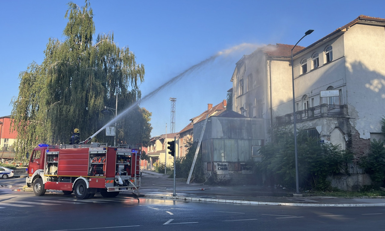 VATROGASCI NA TERENU: Požar zahvatio zgradu stare mlekare u Čačku! (FOTO)