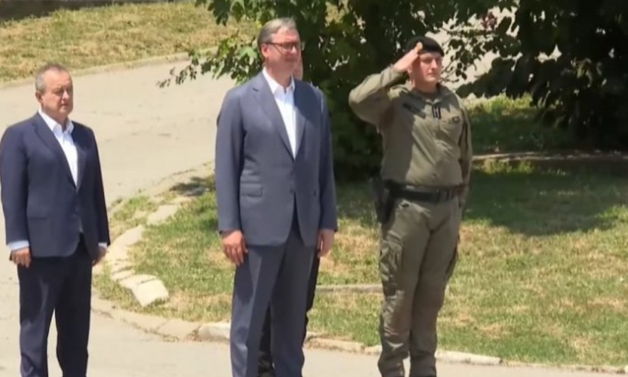 "PRIPADNICI ŽANDARMERIJE UVEK SU BILI TU KAD SE ZEMLJA BRANILA": Predsednik prisustvuje pokaznoj vežbi u Lipovici (VIDEO)