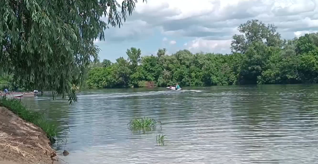 DRAMA NA DUNAVU: Muškarac skočio iz čamca da se osveži i nestao u reci! U potragu kreću i ronioci Žandarmerije!