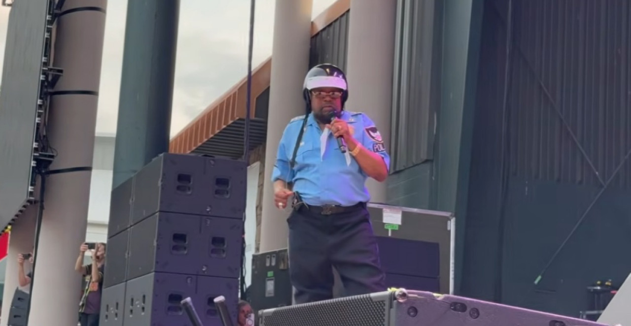 UMRO LEGENDARNI PEVAČ DAN PRED ROĐENDAN! Njegove hitove znamo napamet, a ova pesma ima posebno značenje (VIDEO)
