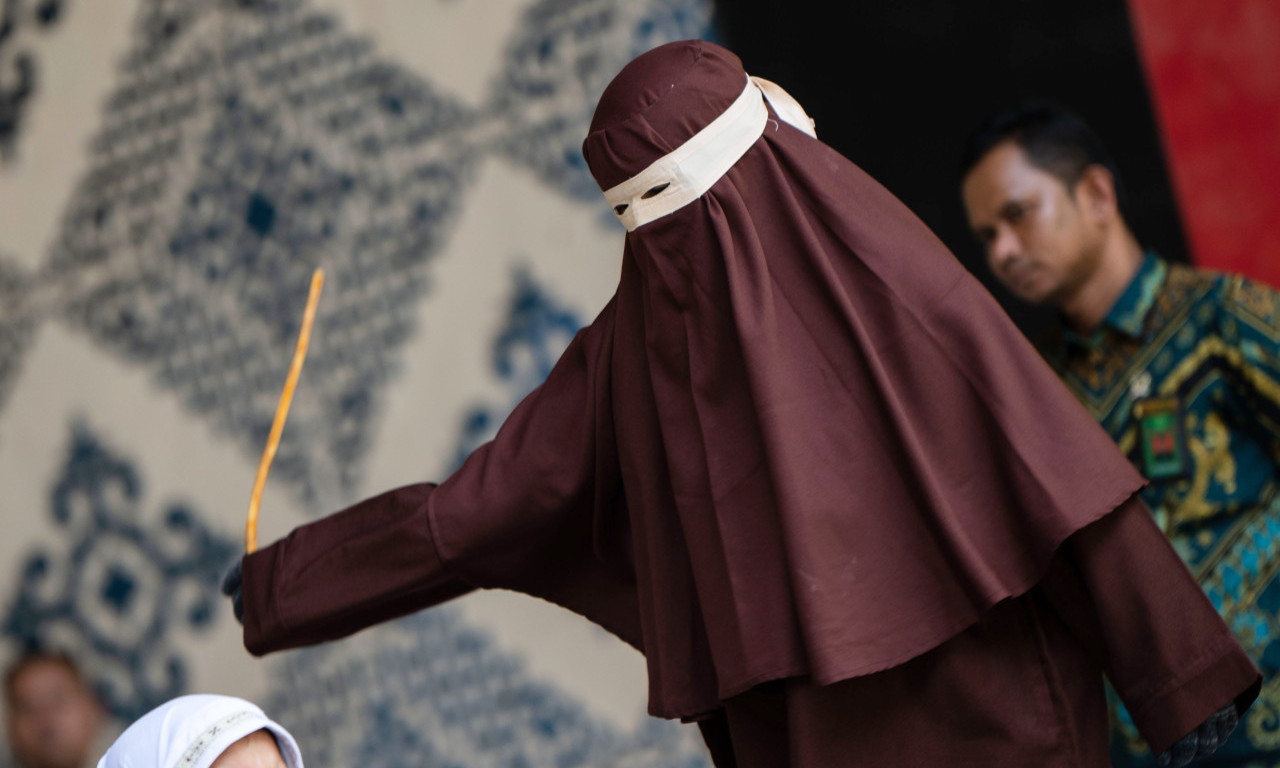 KAŽNJENI ZBOG POLJUPCA! Ljubavni par javno bičevan u Indoneziji! (FOTO)