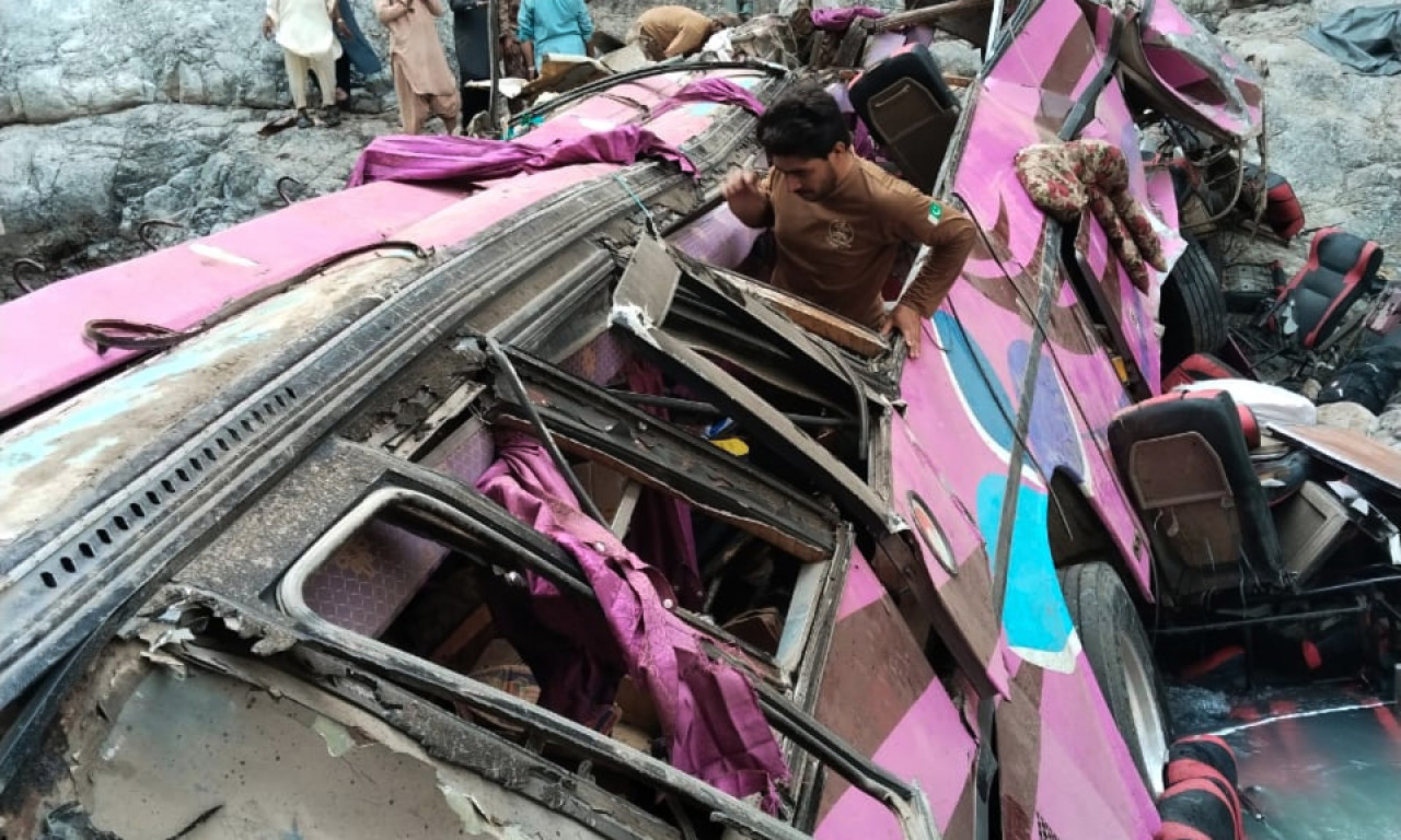 OTKRIVEN RAZLOG JEZIVE NESREĆE: Autobus sleteo u dubok kanal pored puta u Pakistanu, poginulo 40 ljudi! (FOTO)