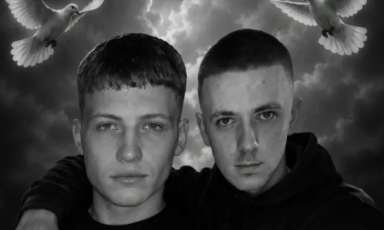 "BOLNI KRIK RODITELJA DUŠU NAM SLAMA..." Potresno! Cveće na mestu pogibije Marka i Bogdana (18), evo kada je sahrana