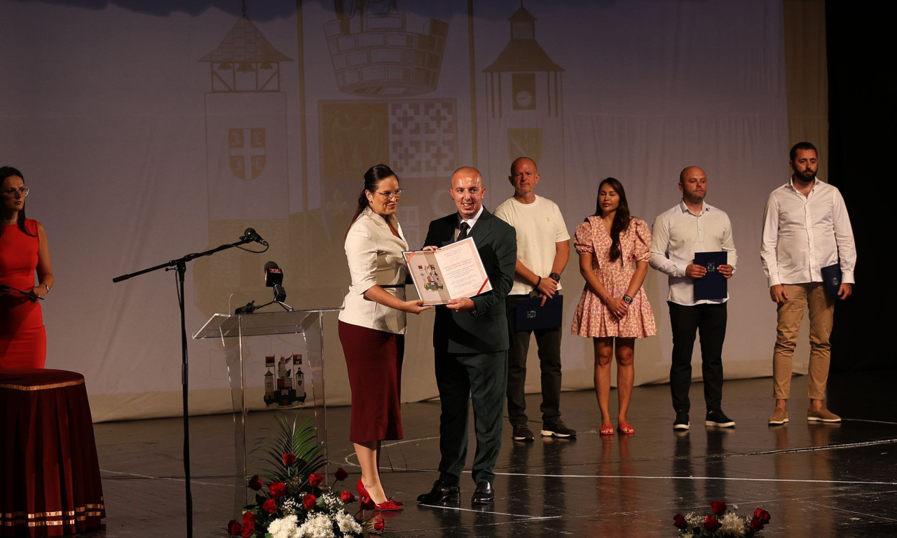 VREDNO PRIZNANJE ZA MINISTARKU: Sari Pavkov uručeno priznanje za doprinos u oblasti zaštite životne sredine u Prijepolju