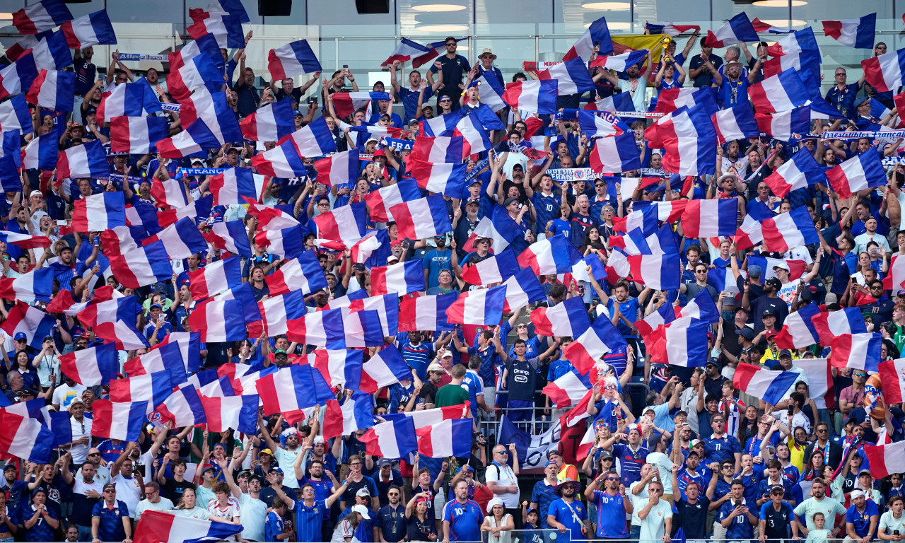 TRAGEDIJA TOKOM SLAVLJA FRANCUSKE NA SVETSKOM PRVENSTVU Tinejdžerka poginula na jeziv način!