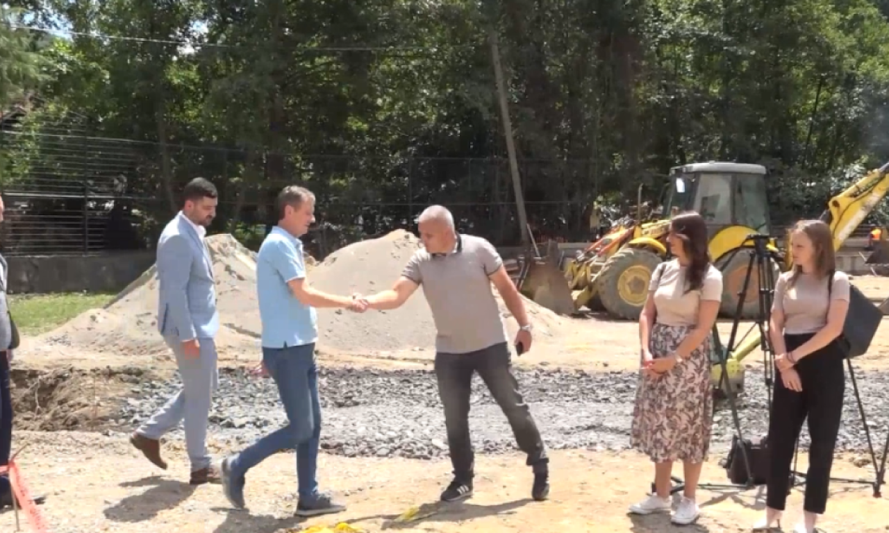 ZNAČAJNA POSETA MINISTRA ZA JAVNA ULAGANJA: Glišić obišao radove na OŠ "Borivoje Ž. Milojević" u selu Kostajnik