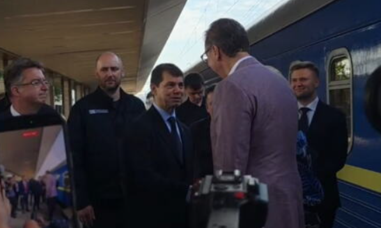 VUČIĆ STIGAO U KIJEV! Predsednik učestvuje na Samitu "Jugoistočna Evropa - Ukrajina": Malo sam umoran, ali boriću se i čuvati Srbiju