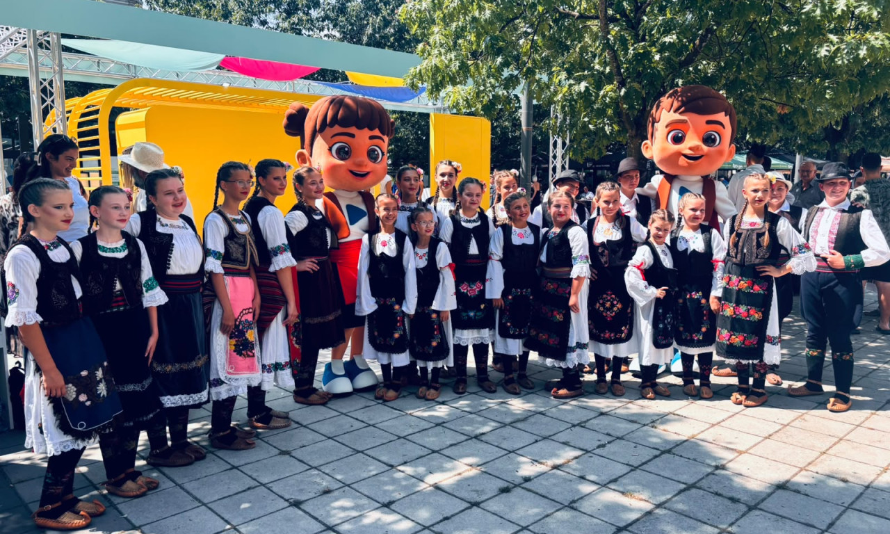SPREMA SE SPEKTAKL: U Trsteniku zvanično otvoren Ekspo karavan - Paviljon igre u Trsteniku
