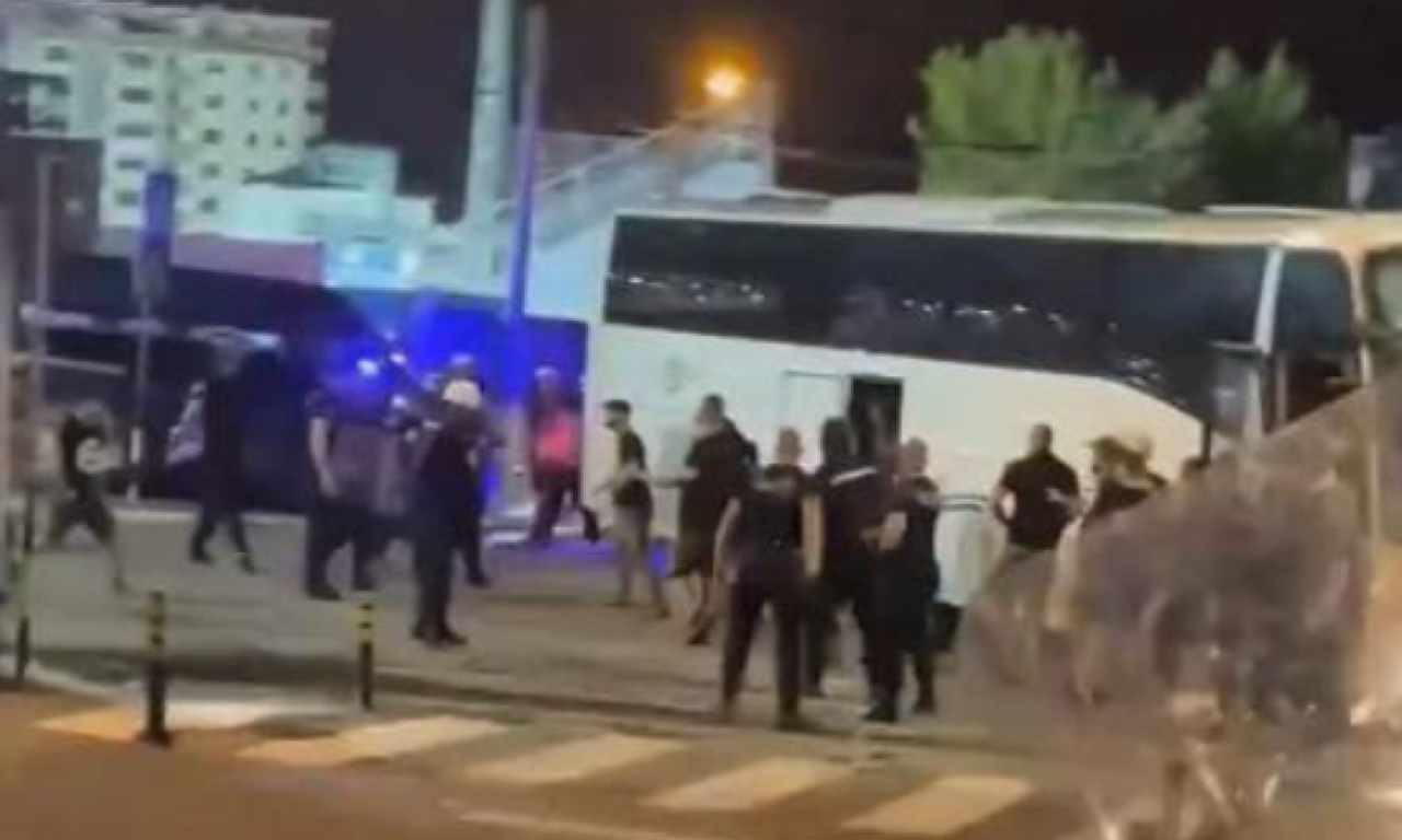 POGLEDAJTE SNIMAK OPŠTEG HAOSA U NOVOM PAZARU: Navijači se posle utakmice sukobili sa policijom!
