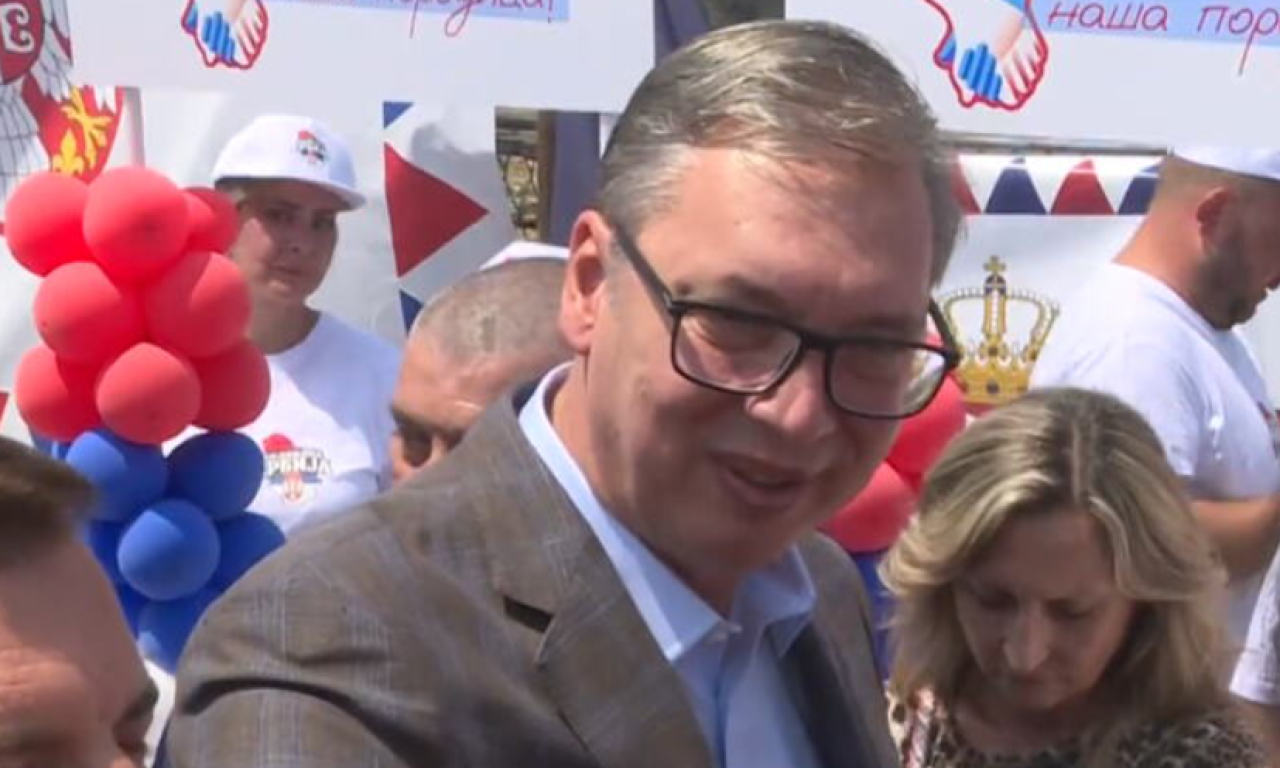 VUČIĆ STIGAO U LAPOVO, PROLOMIO SE APLAUZ: Veliki broj ljudi čeka predsednika, svuda se vijore trobojke (VIDEO)