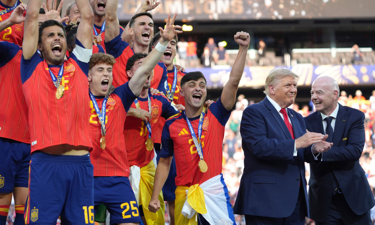KAKVA BRUKA ZA TRAMPA Predsednik SAD izviždan dok je delio medalje