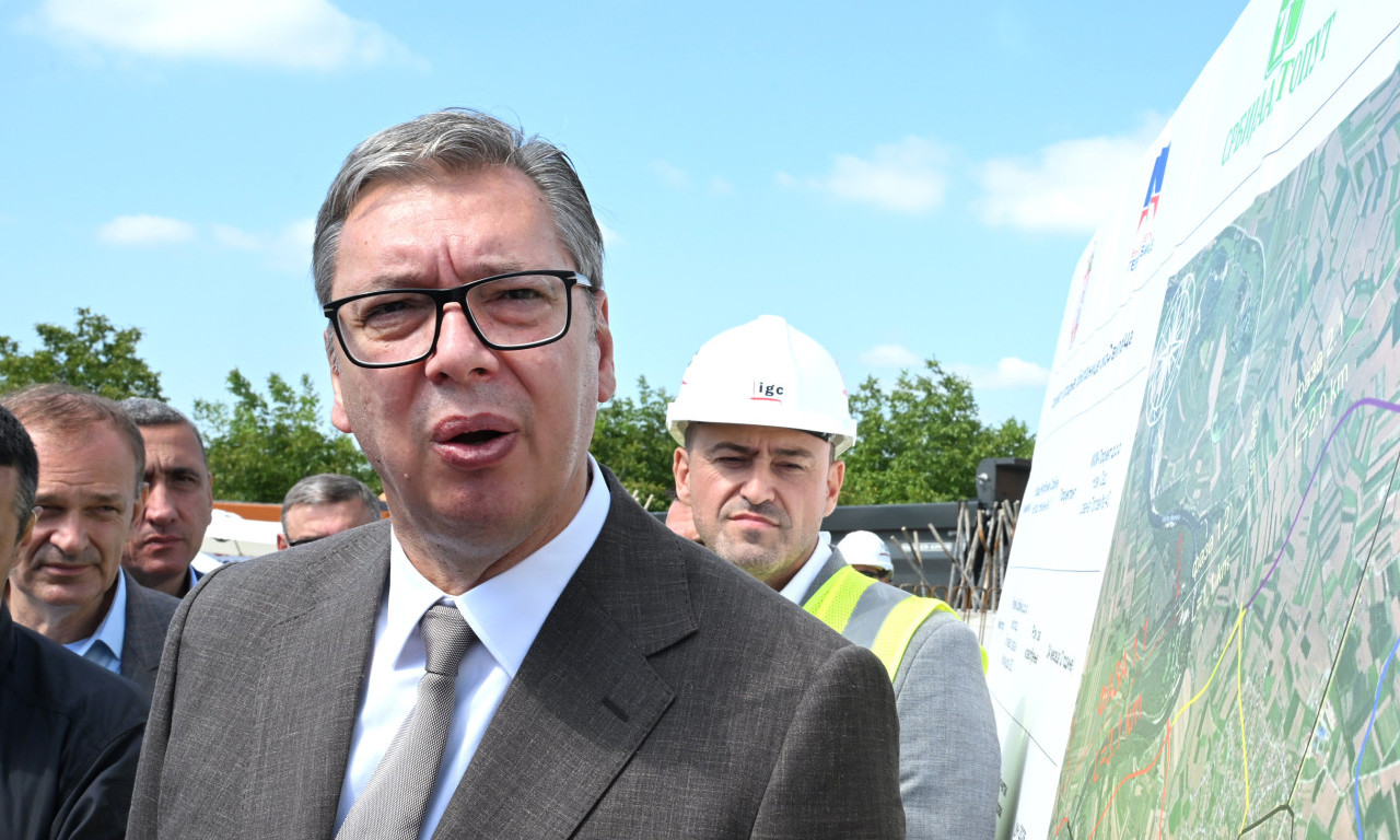 VUČIĆ U OBILASKU RADOVA NA IZGRADNJI MOSTA ODGOVORIO OPOZICIJI: "Mi pružamo dijalog - vi politiku mržnje" (VIDEO)