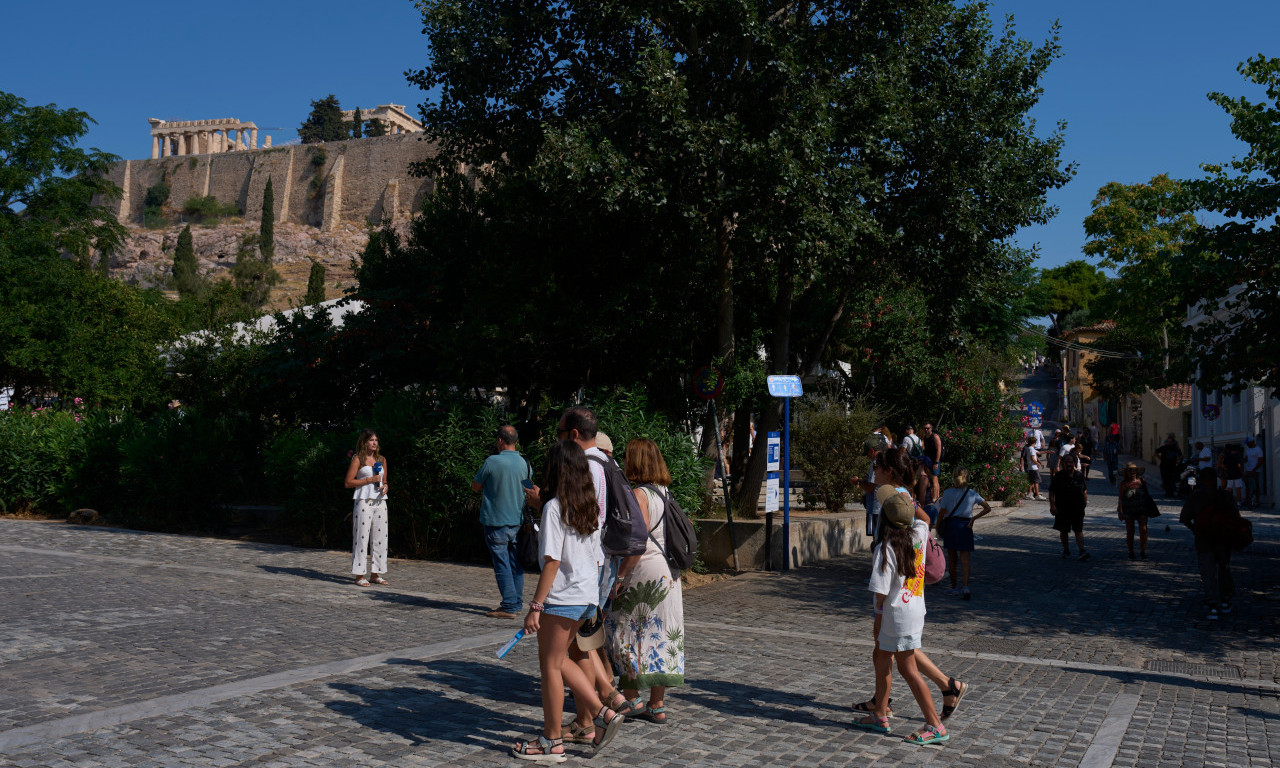 KRVAVI NAPAD U JEKU TURIZMA USRED GRČKE Muškarac iznenada počeo da ubada turiste, ima povređenih! (FOTO)