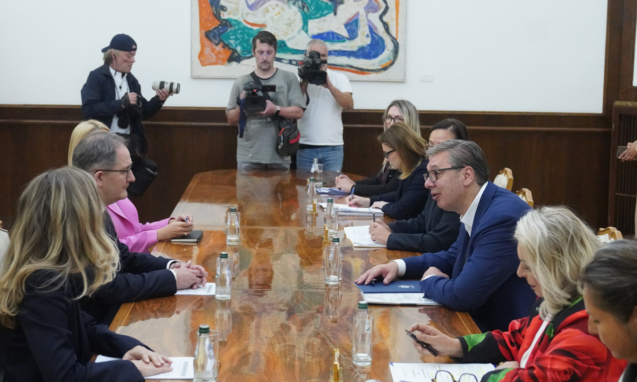 "ODLIČNA PRILIKA DA RAZMOTRIMO NASTAVAK USPEŠNE SARADNJE" Vučić s predstavnicima EBRD: Raduje me odluka o formiranju regionalnog centra u Beogradu (FOTO)