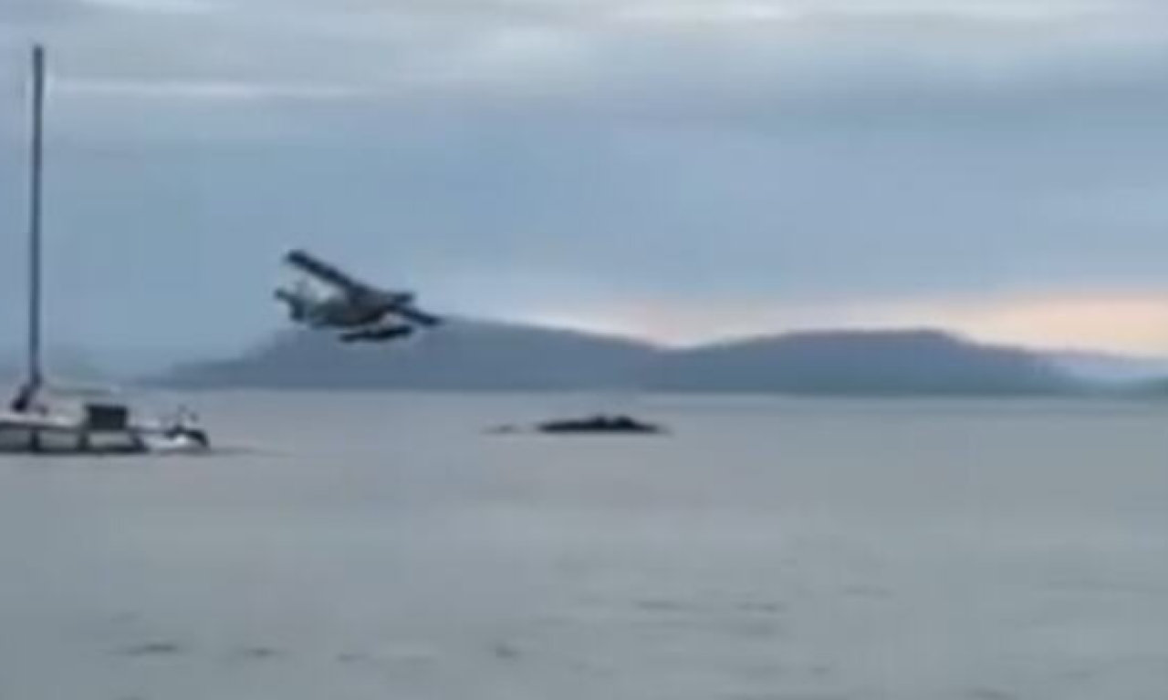PAO AVION KOD SIJETLA! Vatra progutala letelicu, u toku je borba za život putnika! (FOTO/VIDEO)