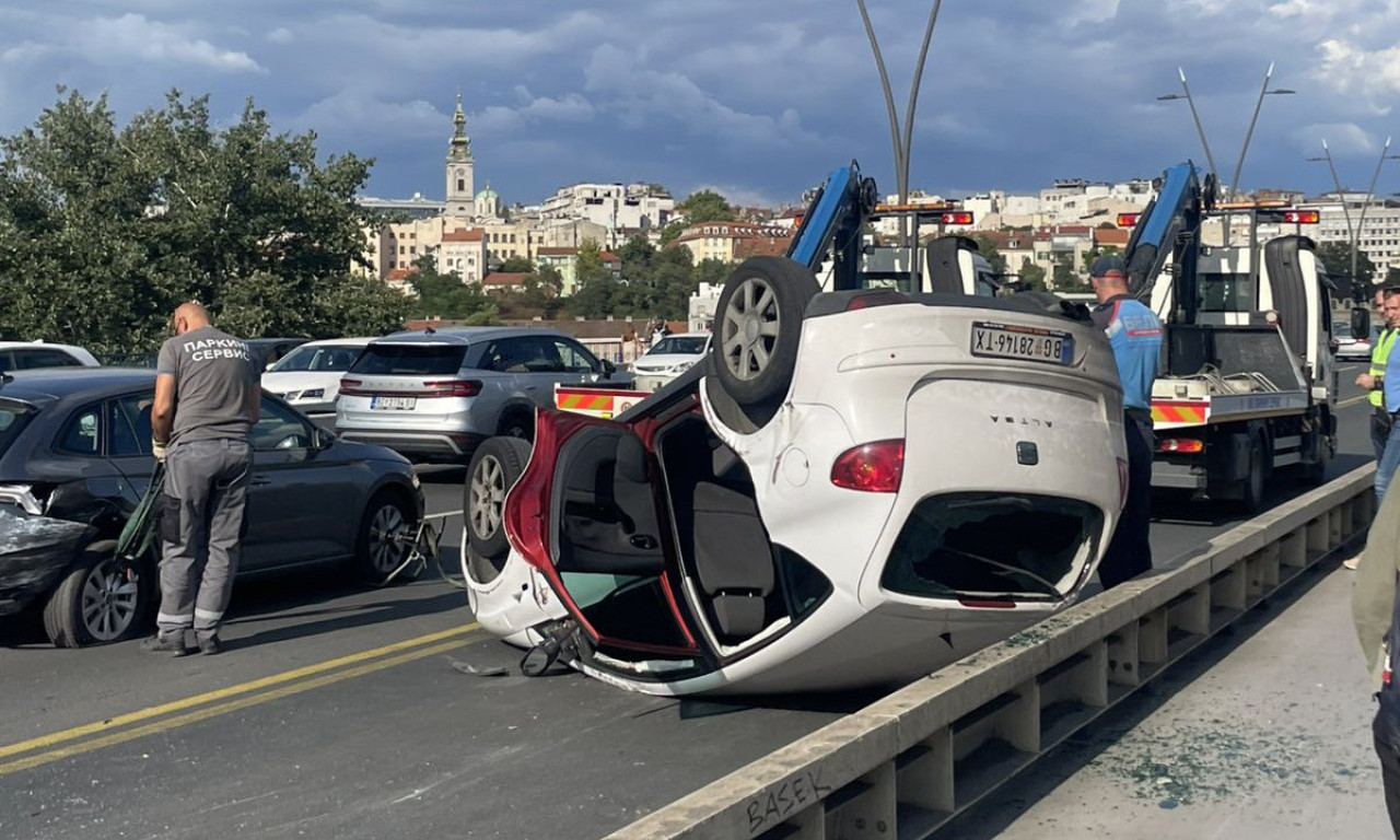 DRAMA NA BRANKOVOM MOSTU Automobil se prevrnuo na krov, ima povređenih! Paklene gužve na svim prilazima! (FOTO)