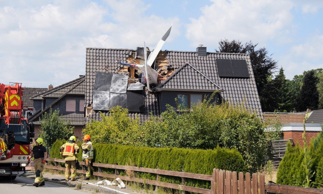 NEZAPAMĆENA TRAGEDIJA: Avion pao na kuću u Nemačkoj, ima mrtvih! (FOTO)