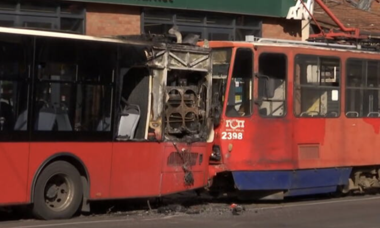 ŠLEPOVANI AUTOBUS SE OTKAČIO I UDARIO U TRAMVAJ! Teška nezgoda u Bulevaru kralja Aleksandra (FOTO)