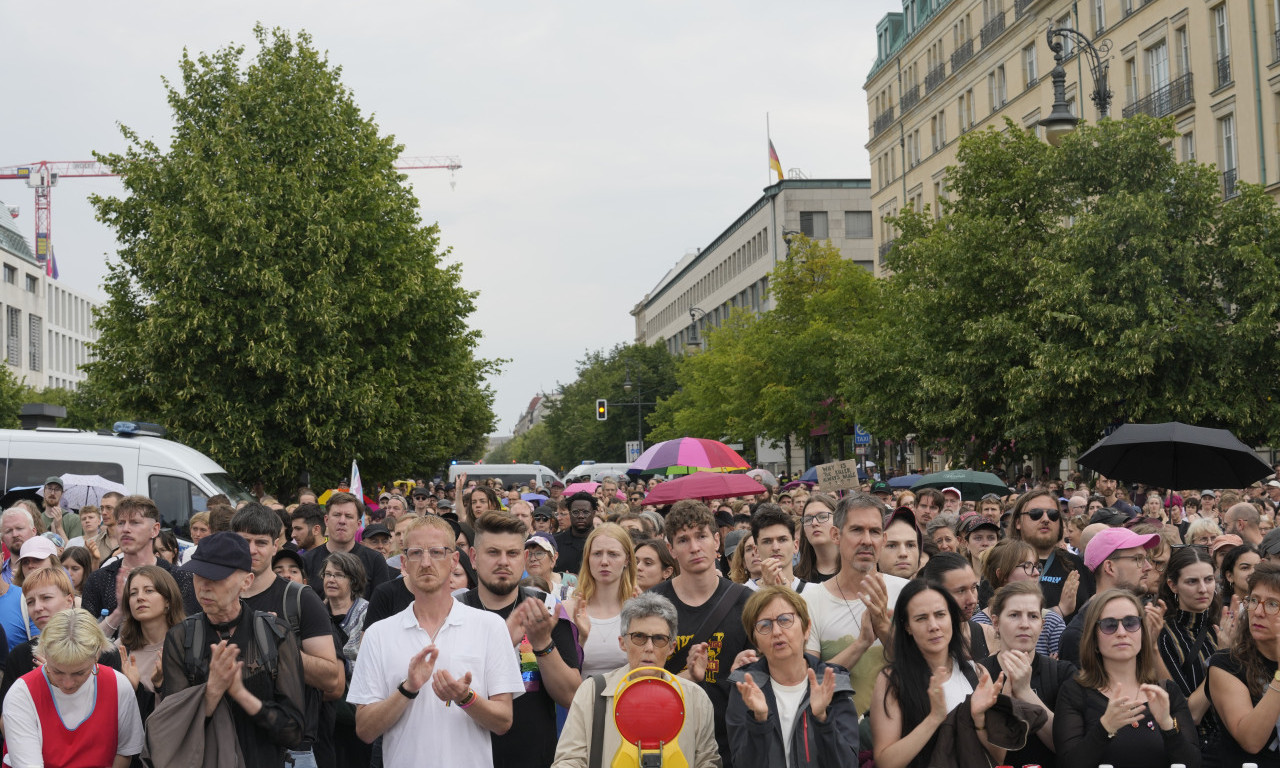 HILJADE LJUDI ISPRED BRANDENBURŠKE KAPIJE: Berlin odaje počast žrtvama napada na Paradu ponosa, održan minut ćutanja