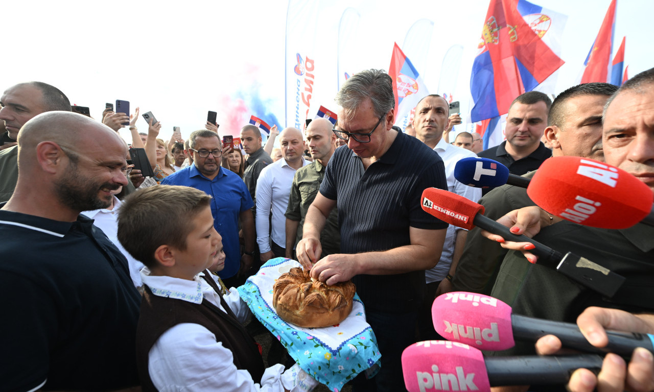 VUČIĆ U BANOVOM POLJU: Predsednik najavio rešavanje vodosnabdevanja, puteva i obnovu škole i vrtića