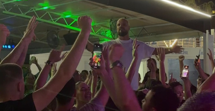 OVO JE LETNJA SLIKA! Momci u publici skinuli majice i pevali u glas, Boban Rajović uprkos nevremenu održao nastup u Crnoj Gori! (VIDEO)