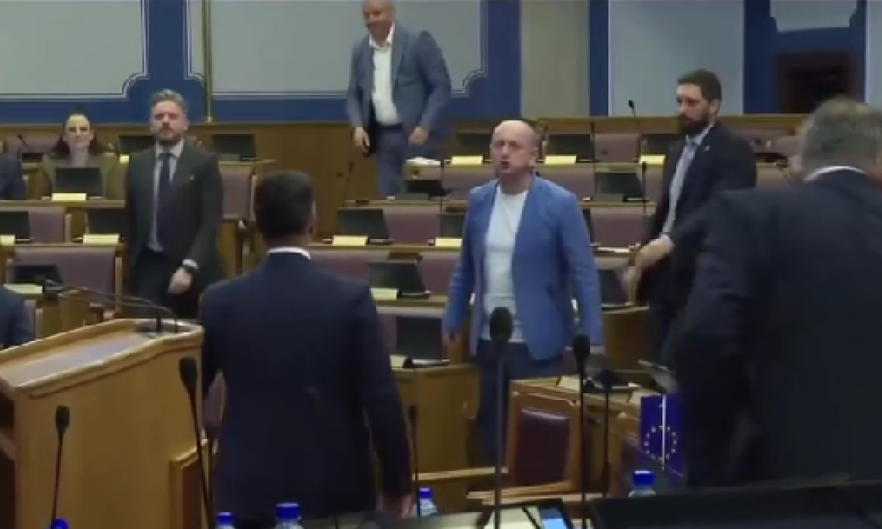 HAOS U SKUPŠTINI CRNE GORE! PALE NAJTEŽE UVREDE, PA OBRAČUN: Pogledajte snimak incidenta Šaranovića i Kneževića! (VIDEO)