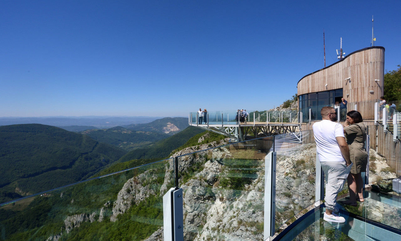 OVO JE TRENUTNO NAJPOSEĆENIJA ATRAKCIJA U SRBIJI: Preko 3.000 ljudi za vikend pohrlilo na novi vidikovac, evo do kada ne plaćate ulaz na Kablaru