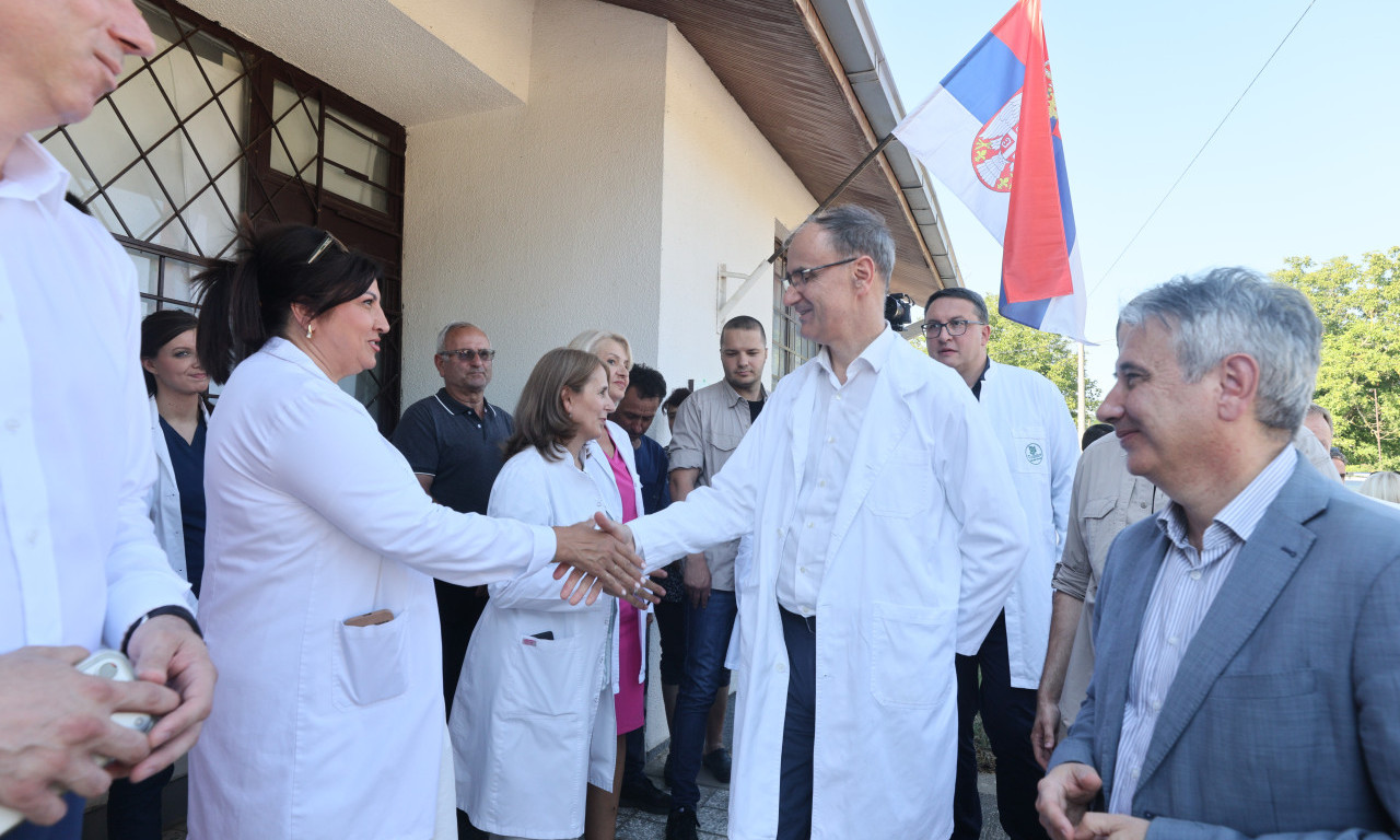 PREMIJER U SELU RATAJE: Macut obišao rekonstruisanu ambulantu i novi put