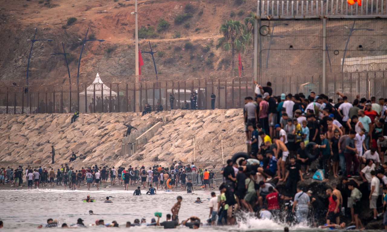 EVROPA NA IVICI POTPUNOG MIGRANTSKOG HAOSA: 60.000 ljudi ušlo u španski grad za dan! Stampedo i brutalni sukobi na ulicama (VIDEO)