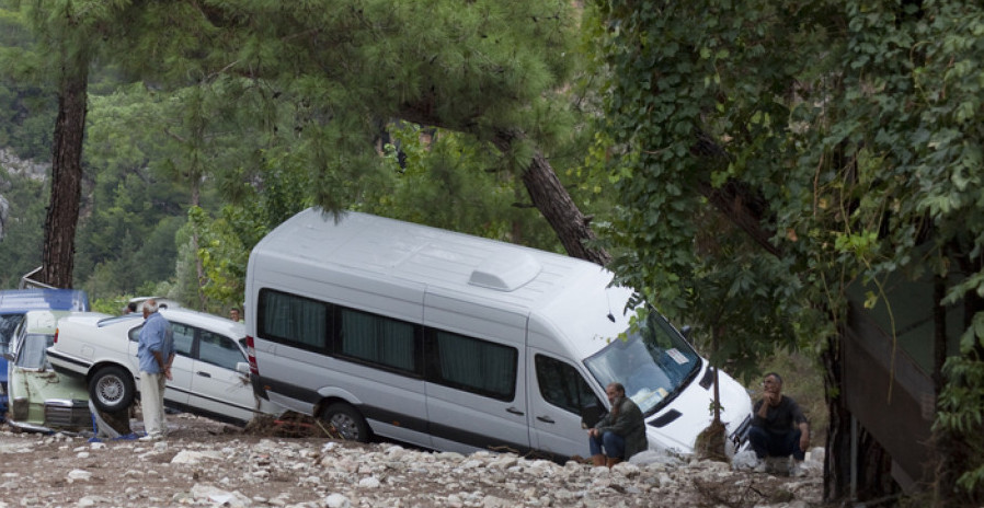 VOZAČ (83) DOŽIVEO SRČANI UDAR Minibus sa fudbalerima zakucao se u drvo! Ima mrtvih! (VIDEO)