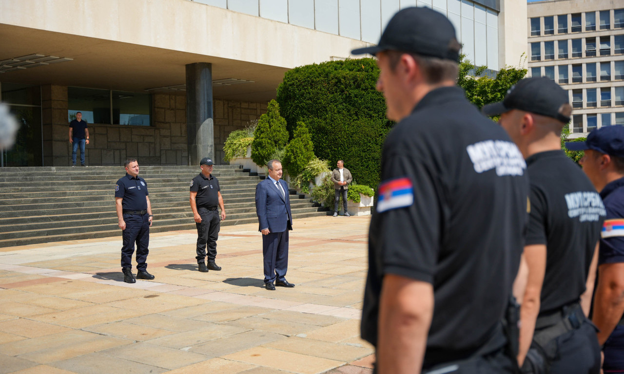 DAČIĆ ISPRATIO VATROGASCE U FRANCUSKU: Srpski heroji stižu u pomoć u borbi protiv vatrene stihije! (FOTO)