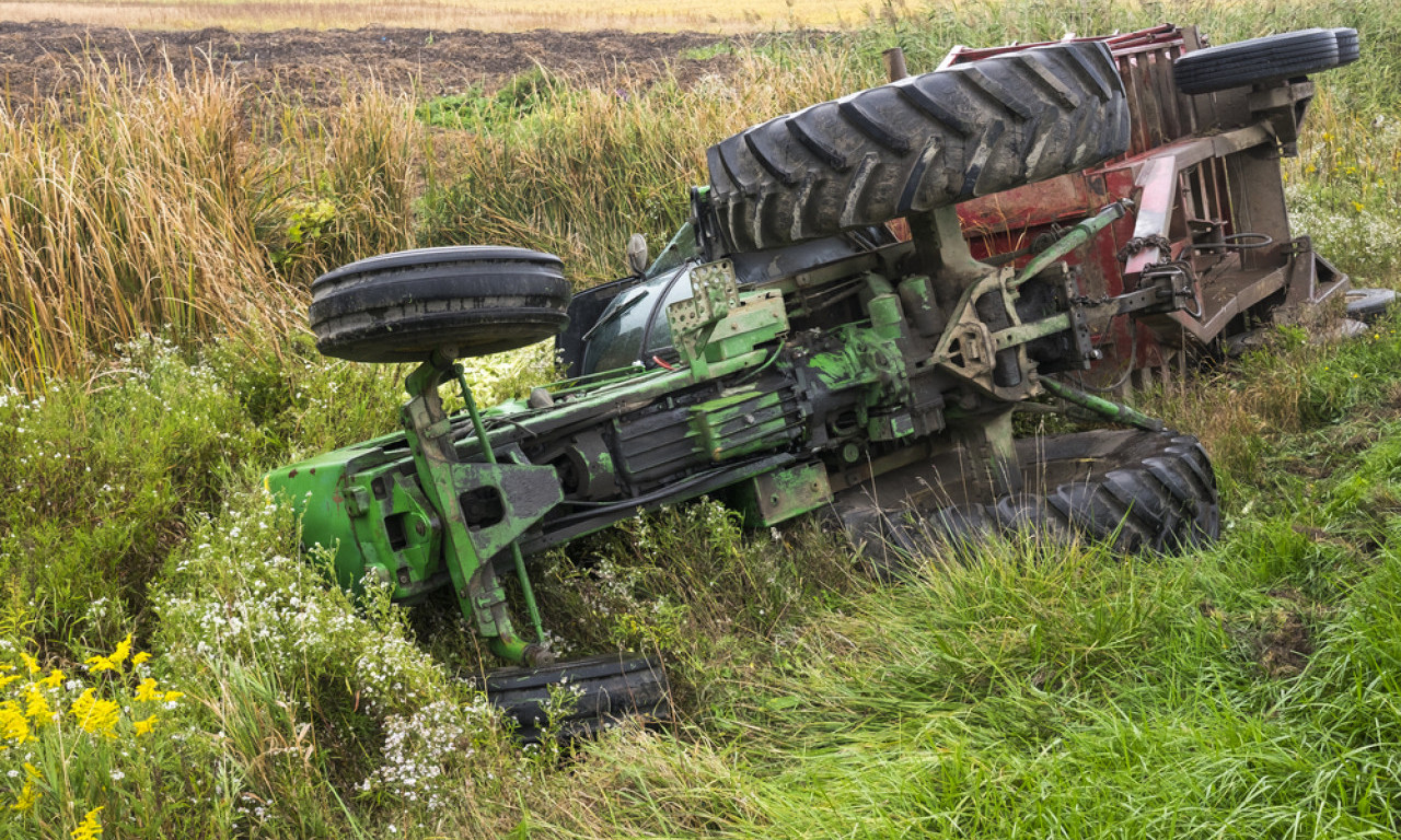 JEZIVE SCENE KOD GROCKE: Prevrnuo se traktor i prignječio muškarca, hitna pomoć zatekla stravičan prizor!
