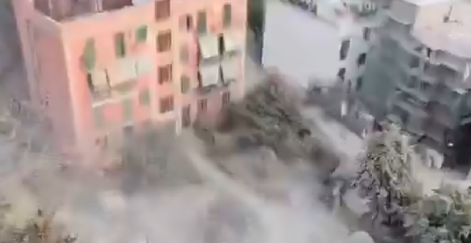 APOKALIPTIČNE SCENE KOD NAPULJA Brdo se sručilo na vozila nakon jakog zemljotresa! (VIDEO)