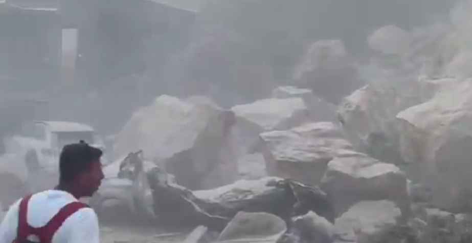 APOKALIPTIČNE SCENE KOD NAPULJA Brdo se sručilo na vozila nakon jakog zemljotresa! (VIDEO)
