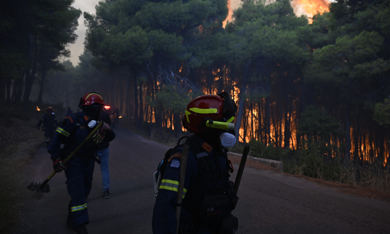 PAKAO U GRČKOJ: Vatra guta kuće i automobile, naređena hitna evakuacija! (FOTO)