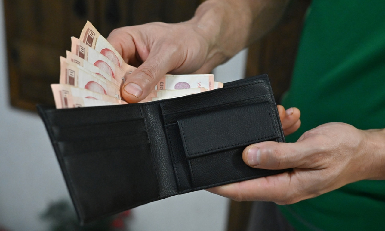 ZAPAMTITE OVE DATUME U AVGUSTU! Evo kakve sve pogodnosti stižu za građane Srbije! Vaučeri za odmor, jeftiniji lekovi...
