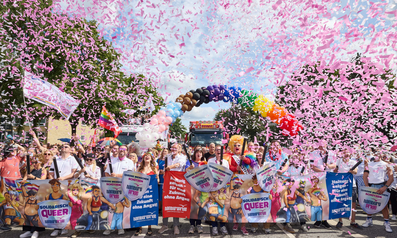 HAMBURG OBORIO REKORD: 300.000 učesnika na Paradi ponosa uz neviđene mere bezbednosti! (FOTO)