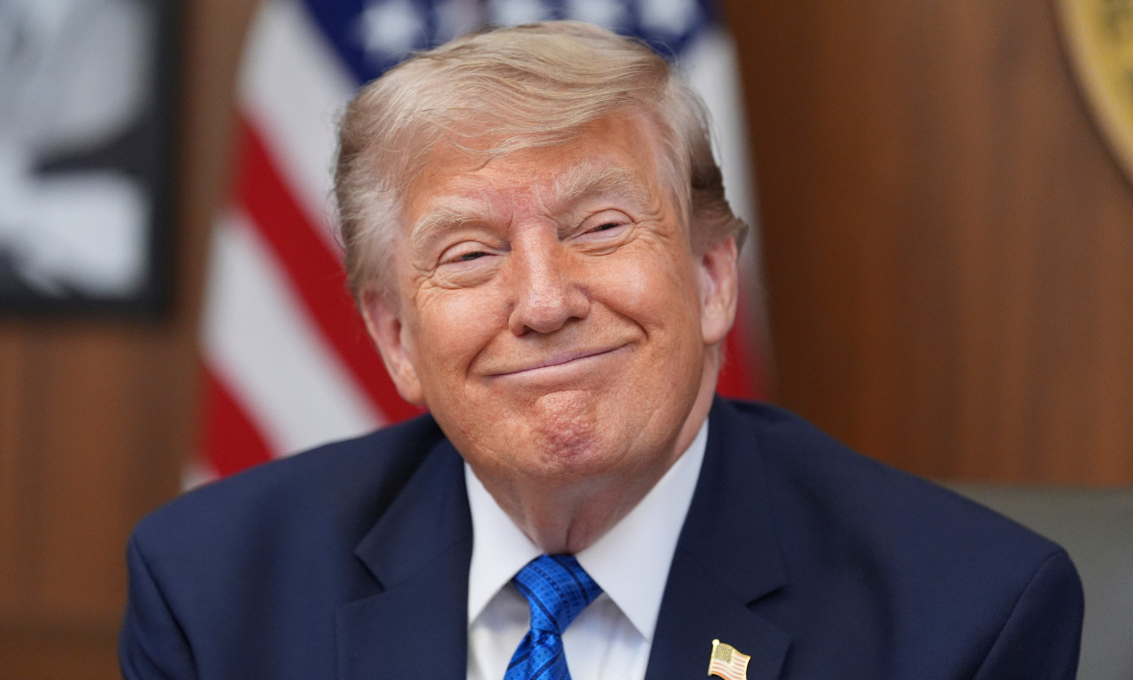 TRAMP ODUŠEVLJEN SRBIJOM! Podelio snimak iz Beograda, transparent zapalio društvene mreže! (VIDEO)