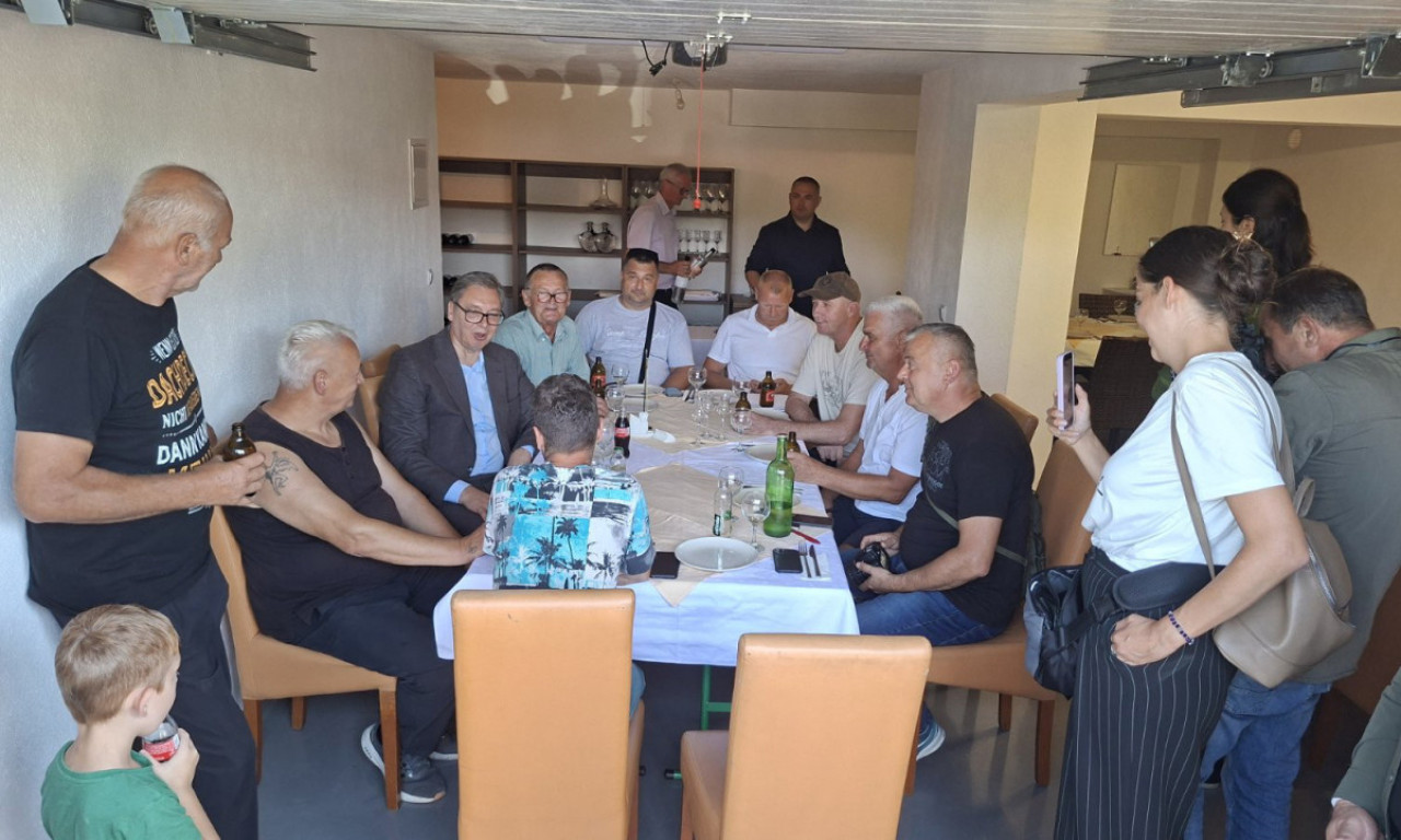 PRIJEM U ČIPULJIĆIMA: Vučić ugostio Dodika i Kneževića u porodičnoj kući