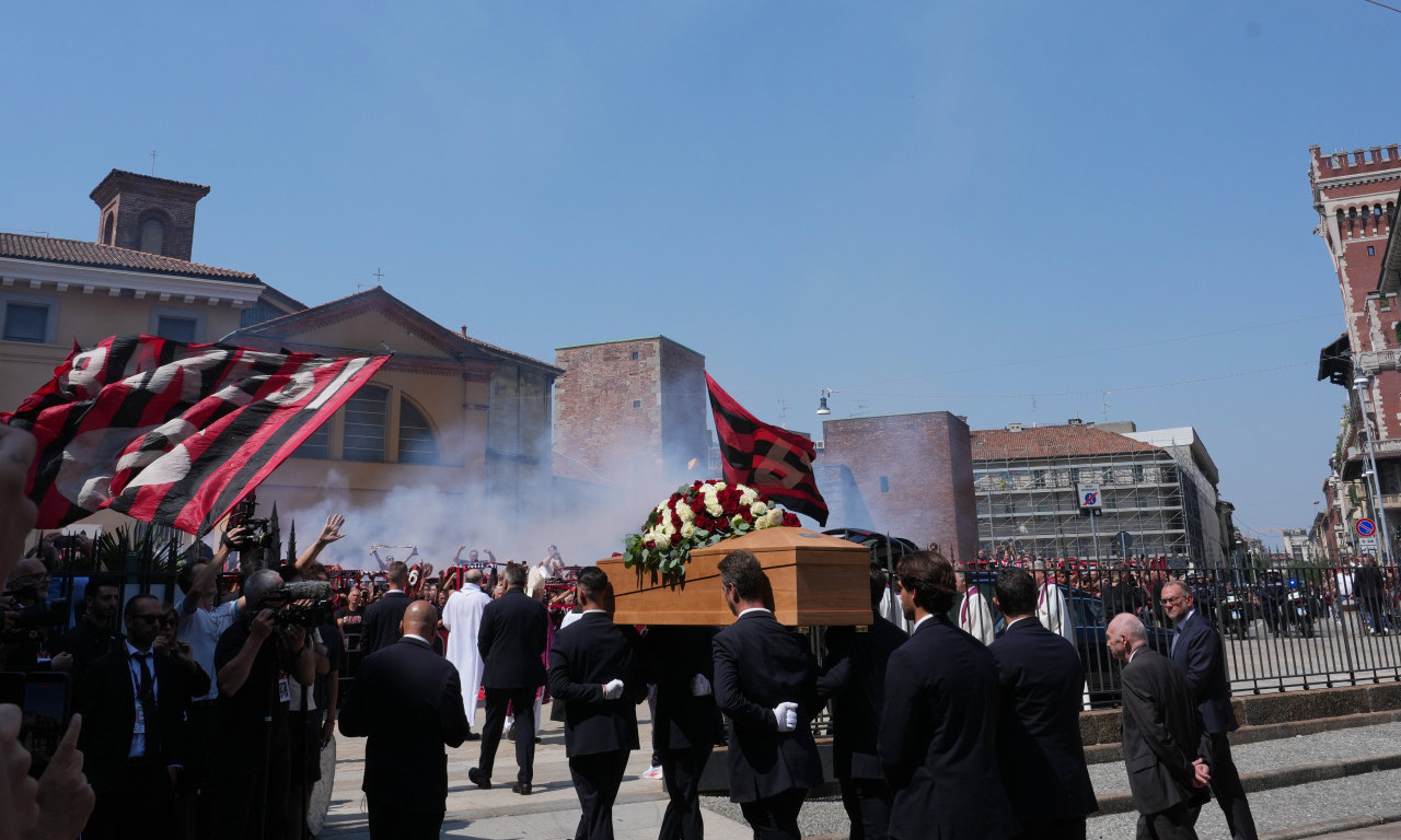 MILANO GRCAO U SUZAMA NA POSLEDNJEM ISPRAĆAJU FRANKA BAREZIJA: Hiljade ljudi ispratilo Kajzera Franca uz ovacije - pogledajte slike koje obilaze planetu