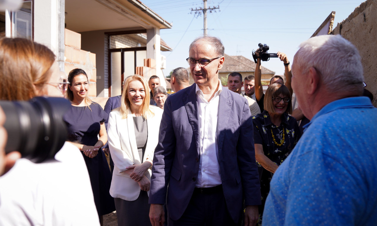 MACUT U POSETI IZBEGLIČKOJ PORODICI U KUKUJEVCIMA: Država pomogla kupovinu i obnovu kuće